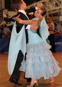 Костюмы для европейской программы для спортивных бальных танцев.