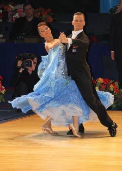 Программы спортивных бальных танцев: латиноамерикие танцы или латина (Latin), европейские танцы или стандарт (Standard)